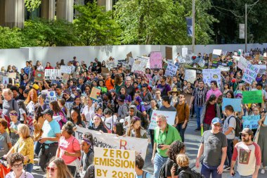 TORONONTO, ONTARIO, CANADA - 27 Eylül 2019: 'Gelecek İçin Cuma' iklim değişikliği protestosu. Küresel İklim Grevi 'nde binlerce insan pankartlarla yürüyor