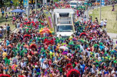 TORONONTO, ONTARIO, CANADA - 3 Ağustos 2019: Kuzey Amerika 'nın en büyük sokak festivallerinden biri olan Toronto Karayip Karnaval Büyük Geçidi katılımcıları.