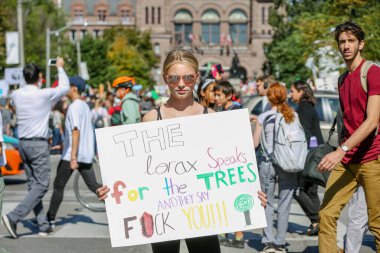 TORONONTO, ONTARIO, CANADA - 27 Eylül 2019: 'Gelecek İçin Cuma' iklim değişikliği protestosu. Küresel İklim Grevi 'nde binlerce insan pankartlarla yürüyor