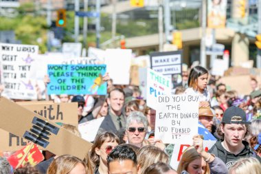 TORONONTO, ONTARIO, CANADA - 27 Eylül 2019: 'Gelecek İçin Cuma' iklim değişikliği protestosu. Küresel İklim Grevi 'nde binlerce insan pankartlarla yürüyor