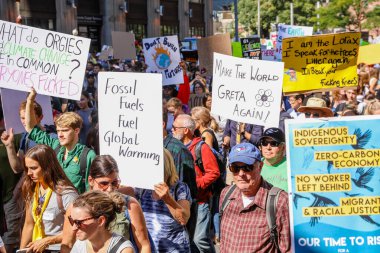 TORONONTO, ONTARIO, CANADA - 27 Eylül 2019: 'Gelecek İçin Cuma' iklim değişikliği protestosu. Küresel İklim Grevi 'nde binlerce insan pankartlarla yürüyor