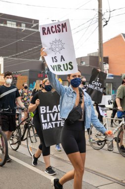 TORONONONONONTO, ONTARIO, CANADA - 6 Haziran 2020: Siyahi Yaşamlar ve George Floyd 'un ölümü ve polis adaletsizliğine karşı dayanışma içinde.