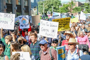 TORONONTO, ONTARIO, CANADA - 27 Eylül 2019: 'Gelecek İçin Cuma' iklim değişikliği protestosu. Küresel İklim Grevi 'nde binlerce insan pankartlarla yürüyor