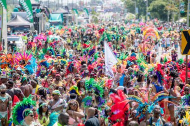 TORONONTO, ONTARIO, CANADA - 3 Ağustos 2019: Kuzey Amerika 'nın en büyük sokak festivallerinden biri olan Toronto Karayip Karnaval Büyük Geçidi katılımcıları.