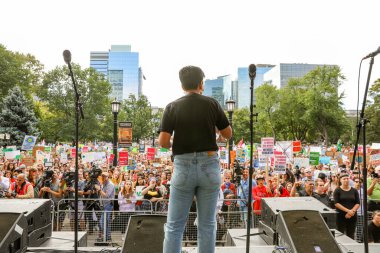 TORONONTO, ONTARIO, CANADA - 27 Eylül 2019: 'Gelecek İçin Cuma' iklim değişikliği protestosu. Küresel İklim Grevi 'nde binlerce insan pankartlarla yürüyor