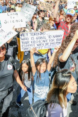 TORONONTO, ONTARIO, CANADA - 27 Eylül 2019: 'Gelecek İçin Cuma' iklim değişikliği protestosu. Küresel İklim Grevi 'nde binlerce insan pankartlarla yürüyor