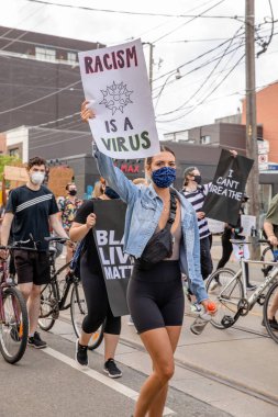 TORONONONONONTO, ONTARIO, CANADA - 6 Haziran 2020: Siyahi Yaşamlar ve George Floyd 'un ölümü ve polis adaletsizliğine karşı dayanışma içinde.