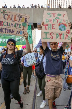 TORONONTO, ONTARIO, CANADA - 27 Eylül 2019: 'Gelecek İçin Cuma' iklim değişikliği protestosu. Küresel İklim Grevi 'nde binlerce insan pankartlarla yürüyor