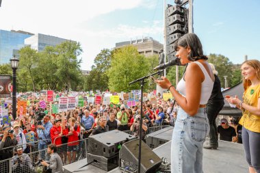 TORONONTO, ONTARIO, CANADA - 27 Eylül 2019: 'Gelecek İçin Cuma' iklim değişikliği protestosu. Küresel İklim Grevi 'nde binlerce insan pankartlarla yürüyor