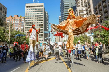 TORONONTO, ONTARIO, CANADA - 27 Eylül 2019: 'Gelecek İçin Cuma' iklim değişikliği protestosu. Küresel İklim Grevi 'nde binlerce insan pankartlarla yürüyor