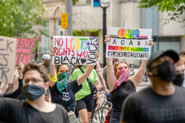 TORONONONONONTO, ONTARIO, CANADA - 6 Haziran 2020: Siyahi Yaşamlar ve George Floyd 'un ölümü ve polis adaletsizliğine karşı dayanışma içinde.