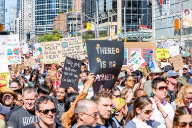 TORONONTO, ONTARIO, CANADA - 27 Eylül 2019: 'Gelecek İçin Cuma' iklim değişikliği protestosu. Küresel İklim Grevi 'nde binlerce insan pankartlarla yürüyor