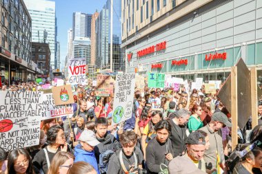 TORONONTO, ONTARIO, CANADA - 27 Eylül 2019: 'Gelecek İçin Cuma' iklim değişikliği protestosu. Küresel İklim Grevi 'nde binlerce insan pankartlarla yürüyor