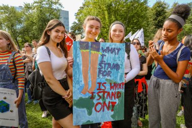 TORONONTO, ONTARIO, CANADA - 27 Eylül 2019: 'Gelecek İçin Cuma' iklim değişikliği protestosu. Küresel İklim Grevi 'nde binlerce insan pankartlarla yürüyor