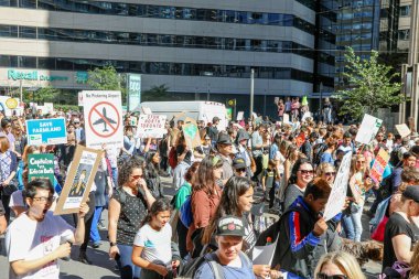 TORONONTO, ONTARIO, CANADA - 27 Eylül 2019: 'Gelecek İçin Cuma' iklim değişikliği protestosu. Küresel İklim Grevi 'nde binlerce insan pankartlarla yürüyor