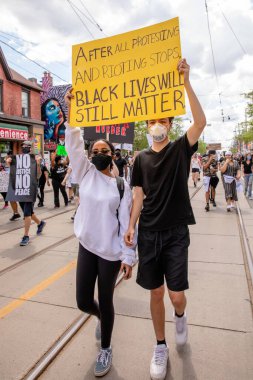 TORONONONONONTO, ONTARIO, CANADA - 6 Haziran 2020: Siyahi Yaşamlar ve George Floyd 'un ölümü ve polis adaletsizliğine karşı dayanışma içinde.