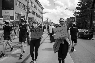 TORONONONONONTO, ONTARIO, CANADA - 6 Haziran 2020: Siyahi Yaşamlar ve George Floyd 'un ölümü ve polis adaletsizliğine karşı dayanışma içinde.