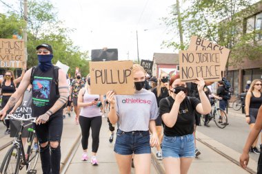 TORONONONONONTO, ONTARIO, CANADA - 6 Haziran 2020: Siyahi Yaşamlar ve George Floyd 'un ölümü ve polis adaletsizliğine karşı dayanışma içinde.