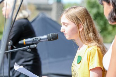 TORONONTO, ONTARIO, CANADA - 27 Eylül 2019: 'Gelecek İçin Cuma' iklim değişikliği protestosu. Küresel İklim Grevi 'nde binlerce insan pankartlarla yürüyor