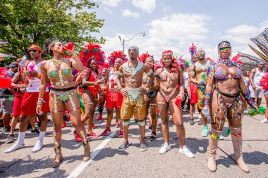 TORONONTO, ONTARIO, CANADA - 3 Ağustos 2019: Kuzey Amerika 'nın en büyük sokak festivallerinden biri olan Toronto Karayip Karnaval Büyük Geçidi katılımcıları.