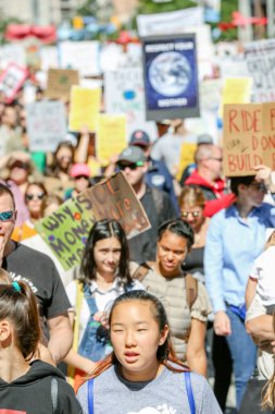 TORONONTO, ONTARIO, CANADA - 27 Eylül 2019: 'Gelecek İçin Cuma' iklim değişikliği protestosu. Küresel İklim Grevi 'nde binlerce insan pankartlarla yürüyor