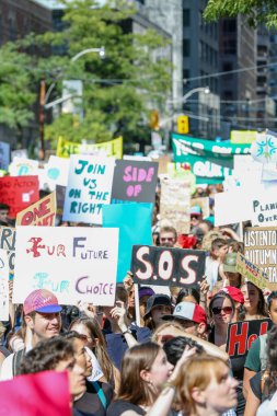 TORONONTO, ONTARIO, CANADA - 27 Eylül 2019: 'Gelecek İçin Cuma' iklim değişikliği protestosu. Küresel İklim Grevi 'nde binlerce insan pankartlarla yürüyor