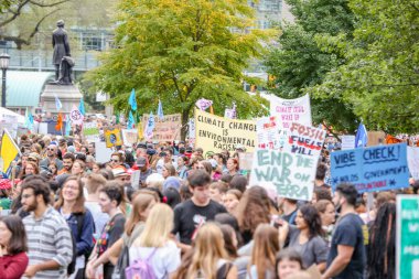 TORONONTO, ONTARIO, CANADA - 27 Eylül 2019: 'Gelecek İçin Cuma' iklim değişikliği protestosu. Küresel İklim Grevi 'nde binlerce insan pankartlarla yürüyor