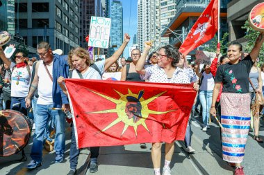 TORONONTO, ONTARIO, CANADA - 27 Eylül 2019: 'Gelecek İçin Cuma' iklim değişikliği protestosu. Küresel İklim Grevi 'nde binlerce insan pankartlarla yürüyor