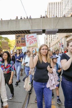 TORONONTO, ONTARIO, CANADA - 27 Eylül 2019: 'Gelecek İçin Cuma' iklim değişikliği protestosu. Küresel İklim Grevi 'nde binlerce insan pankartlarla yürüyor