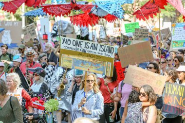 TORONONTO, ONTARIO, CANADA - 27 Eylül 2019: 'Gelecek İçin Cuma' iklim değişikliği protestosu. Küresel İklim Grevi 'nde binlerce insan pankartlarla yürüyor