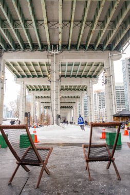 TORONTO, CANADA - 9 HAZİRAN 2018: BENTESİN KALANINDA İNSANLAR. Bentway, Bahçe Otobanı 'nın altında bir kaykay pisti..