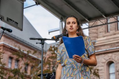 TORONONTO, ONTARIO, CANADA - 27 Eylül 2019: 'Gelecek İçin Cuma' iklim değişikliği protestosu. Küresel İklim Grevi 'nde binlerce insan pankartlarla yürüyor