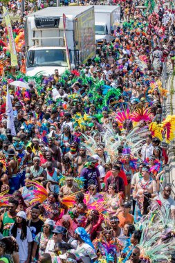 TORONONTO, ONTARIO, CANADA - 3 Ağustos 2019: Kuzey Amerika 'nın en büyük sokak festivallerinden biri olan Toronto Karayip Karnaval Büyük Geçidi katılımcıları.