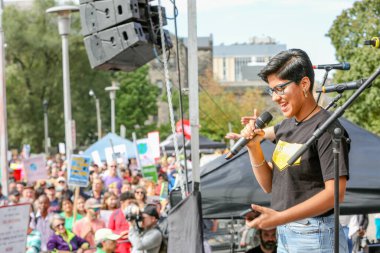 TORONONTO, ONTARIO, CANADA - 27 Eylül 2019: 'Gelecek İçin Cuma' iklim değişikliği protestosu. Küresel İklim Grevi 'nde binlerce insan pankartlarla yürüyor