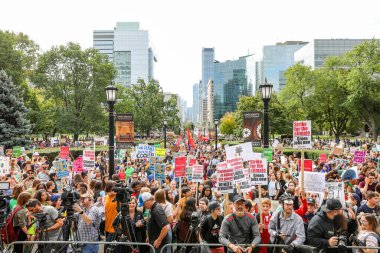 TORONONTO, ONTARIO, CANADA - 27 Eylül 2019: 'Gelecek İçin Cuma' iklim değişikliği protestosu. Küresel İklim Grevi 'nde binlerce insan pankartlarla yürüyor