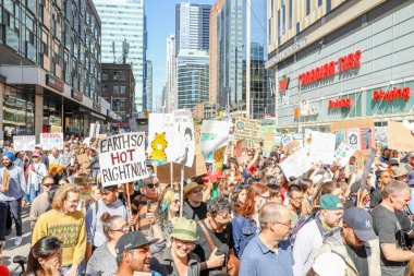TORONONTO, ONTARIO, CANADA - 27 Eylül 2019: 'Gelecek İçin Cuma' iklim değişikliği protestosu. Küresel İklim Grevi 'nde binlerce insan pankartlarla yürüyor