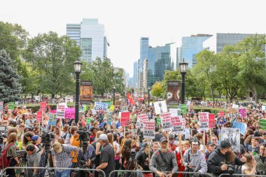 TORONONTO, ONTARIO, CANADA - 27 Eylül 2019: 'Gelecek İçin Cuma' iklim değişikliği protestosu. Küresel İklim Grevi 'nde binlerce insan pankartlarla yürüyor