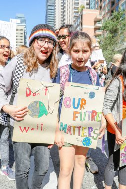 TORONONTO, ONTARIO, CANADA - 27 Eylül 2019: 'Gelecek İçin Cuma' iklim değişikliği protestosu. Küresel İklim Grevi 'nde binlerce insan pankartlarla yürüyor