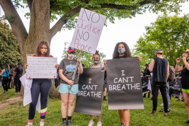 TORONONONONONTO, ONTARIO, CANADA - 6 Haziran 2020: Siyahi Yaşamlar ve George Floyd 'un ölümü ve polis adaletsizliğine karşı dayanışma içinde.