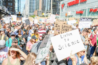 TORONONTO, ONTARIO, CANADA - 27 Eylül 2019: 'Gelecek İçin Cuma' iklim değişikliği protestosu. Küresel İklim Grevi 'nde binlerce insan pankartlarla yürüyor