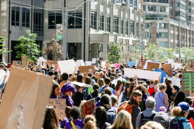 TORONONTO, ONTARIO, CANADA - 27 Eylül 2019: 'Gelecek İçin Cuma' iklim değişikliği protestosu. Küresel İklim Grevi 'nde binlerce insan pankartlarla yürüyor