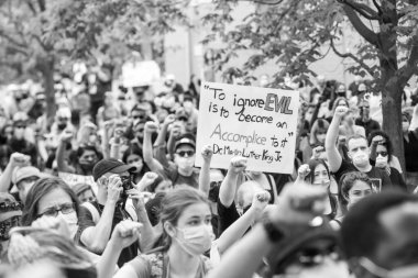 TORONONONONONTO, ONTARIO, CANADA - 6 Haziran 2020: Siyahi Yaşamlar ve George Floyd 'un ölümü ve polis adaletsizliğine karşı dayanışma içinde.