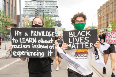TORONONONONONTO, ONTARIO, CANADA - 6 Haziran 2020: Siyahi Yaşamlar ve George Floyd 'un ölümü ve polis adaletsizliğine karşı dayanışma içinde.
