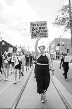 TORONONONONONTO, ONTARIO, CANADA - 6 Haziran 2020: Siyahi Yaşamlar ve George Floyd 'un ölümü ve polis adaletsizliğine karşı dayanışma içinde.