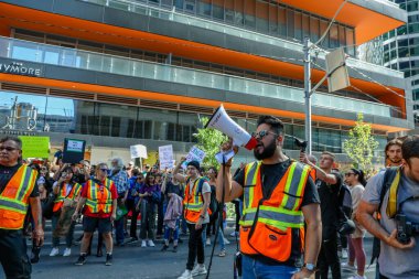 TORONONTO, ONTARIO, CANADA - 27 Eylül 2019: 'Gelecek İçin Cuma' iklim değişikliği protestosu. Küresel İklim Grevi 'nde binlerce insan pankartlarla yürüyor