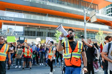 TORONONTO, ONTARIO, CANADA - 27 Eylül 2019: 'Gelecek İçin Cuma' iklim değişikliği protestosu. Küresel İklim Grevi 'nde binlerce insan pankartlarla yürüyor