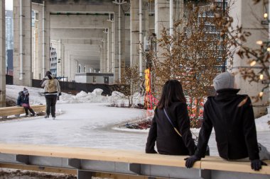 TORONTO, CANADA - 9 HAZİRAN 2018: BENTESİN KALANINDA İNSANLAR. Bentway, Bahçe Otobanı 'nın altında bir kaykay pisti..