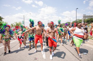TORONONTO, ONTARIO, CANADA - 3 Ağustos 2019: Kuzey Amerika 'nın en büyük sokak festivallerinden biri olan Toronto Karayip Karnaval Büyük Geçidi katılımcıları.