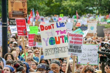 TORONONTO, ONTARIO, CANADA - 27 Eylül 2019: 'Gelecek İçin Cuma' iklim değişikliği protestosu. Küresel İklim Grevi 'nde binlerce insan pankartlarla yürüyor