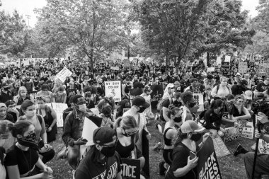TORONONONONONTO, ONTARIO, CANADA - 6 Haziran 2020: Siyahi Yaşamlar ve George Floyd 'un ölümü ve polis adaletsizliğine karşı dayanışma içinde.